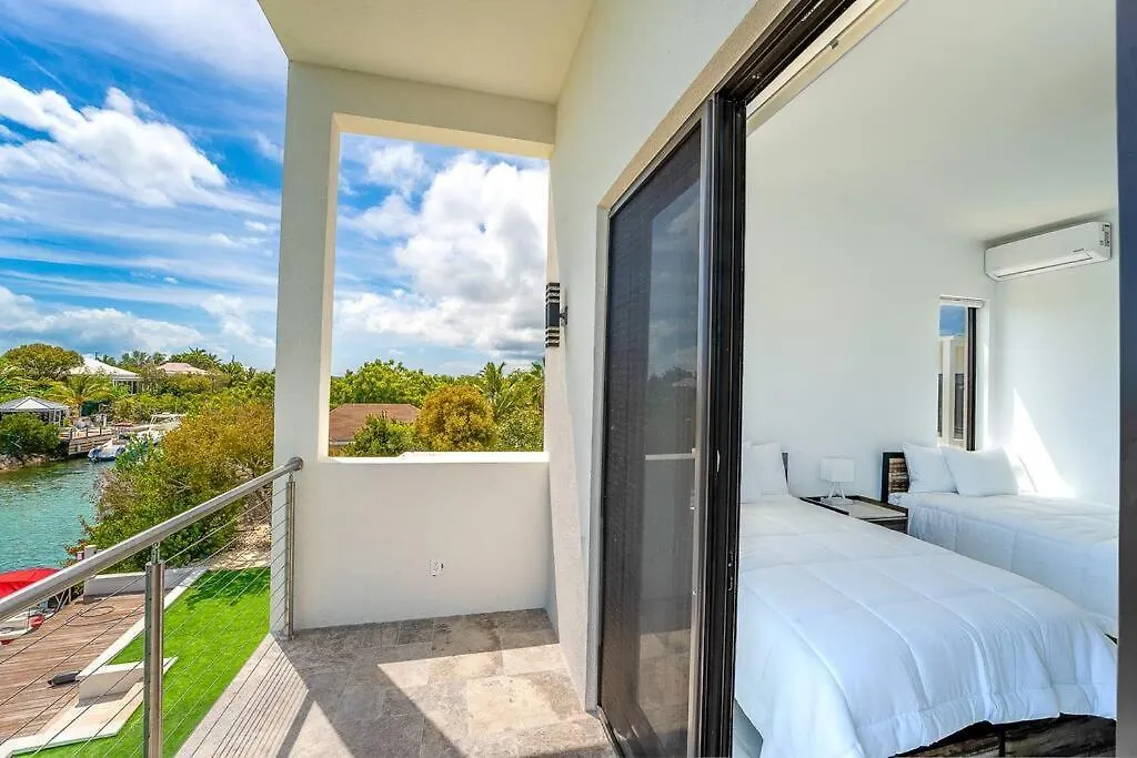 Balfour Villa Turtle Cove Isole Turks  e Caicos